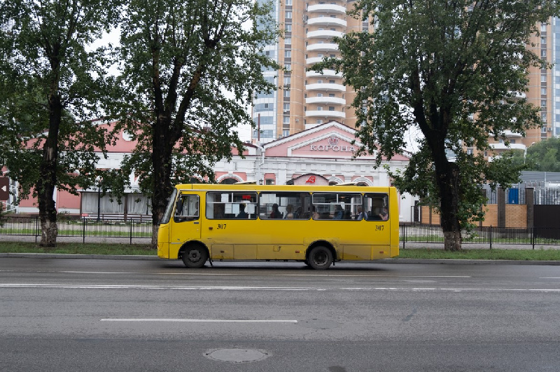 автобус на дороге