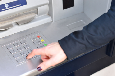 Амурчане могут через банкомат снимать деньги со счета мобильного телефона - 2x2.su