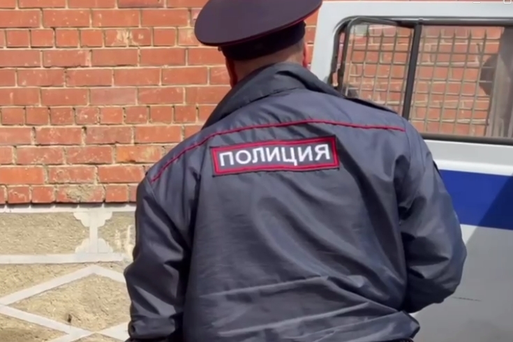 В Благовещенске полицейские задержали агрессивного дебошира, который мешал выборам - 2x2.su