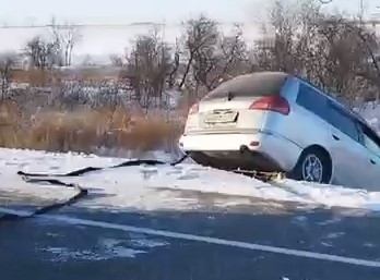 Дорожный патруль помог водителю, автомобиль которого улетел в кювет на белогорской трассе - 2x2.su