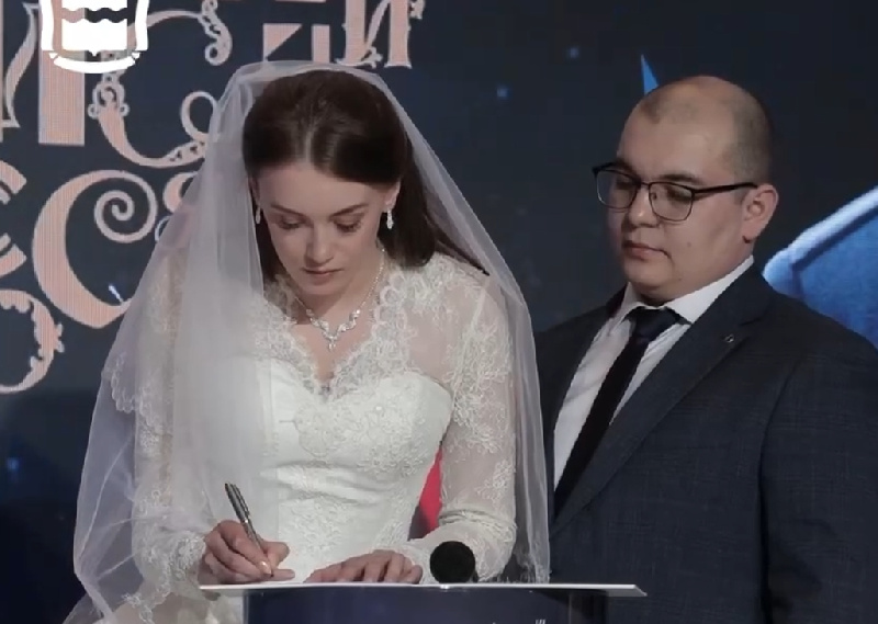 Пара из Приамурья сыграла свадьбу в День космонавтики на московской ВДНХ