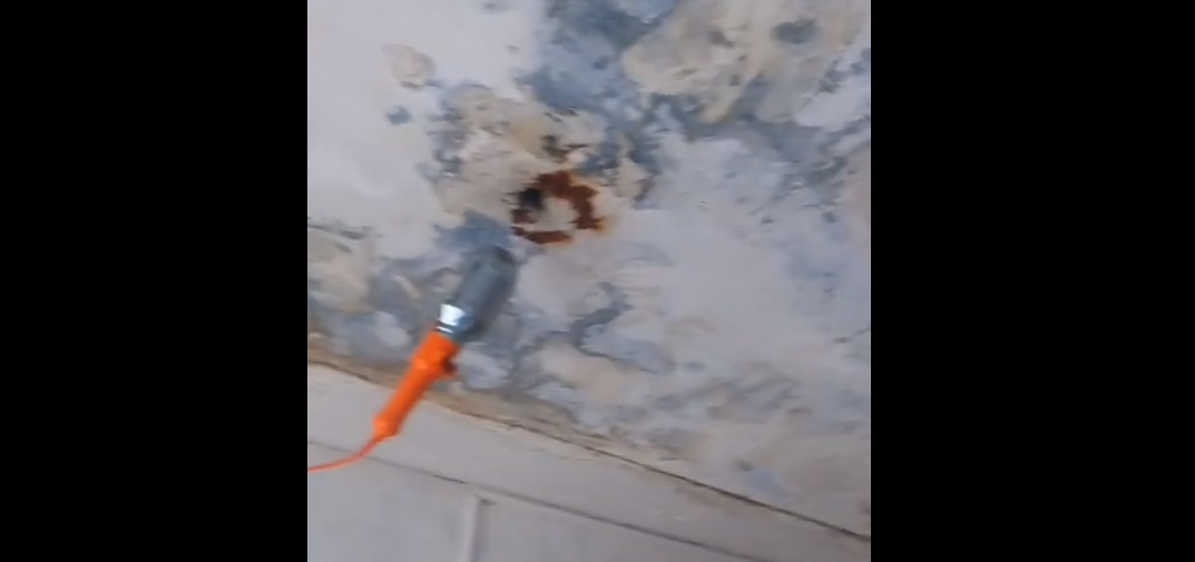 В благовещенском общежитии из-за протекающей крыши гниют обои и ломается проводка