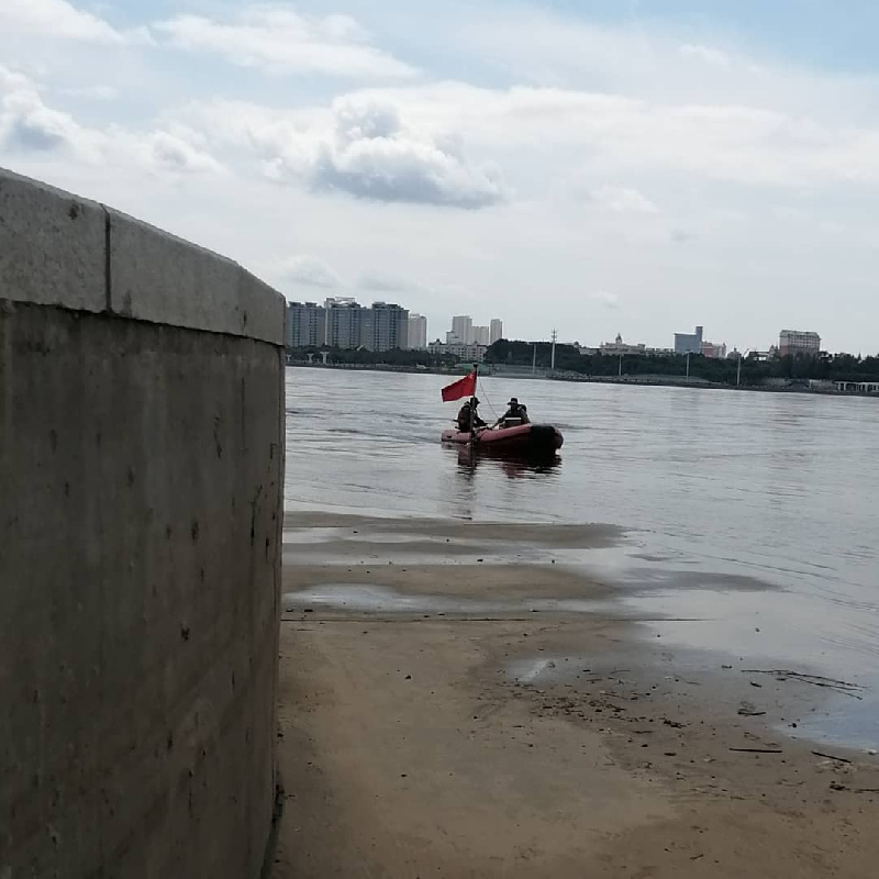 Жители Китая на моторной лодке переплыли Амур возле Благовещенска - 2x2.su